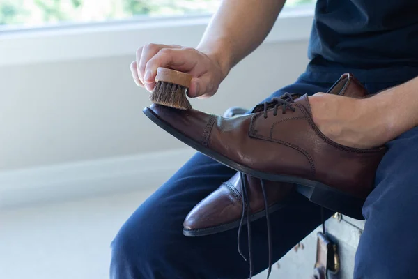 Estou a preparar-me para uma viagem. Limpeza de oxfords de couro. Brilhante feliz e nostálgico . — Fotografia de Stock