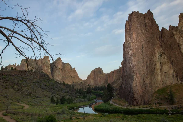 Smith rock Közép-Oregon USA. Sziklákon Átfutó folyó a napkelte során. — Stock Fotó