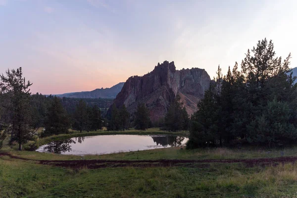 日出在史密斯岩州立公园在俄勒冈州，乌萨2019年7月. — 图库照片