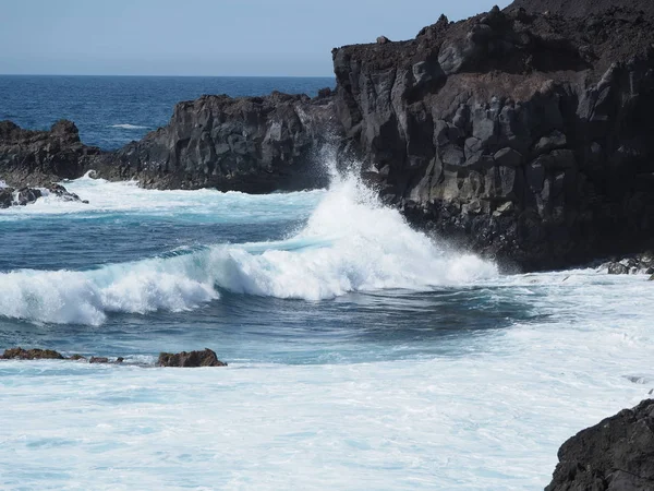 Волны Ударяющие Вулканическим Скалам Лансароте — стоковое фото