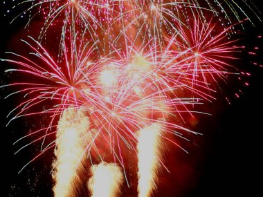 Gece gökyüzünde havai fişekler patlıyor