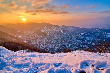 Kış zamanında Mount Tampa yukarıda batımında Brasov şehir panoramik manzaralı