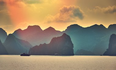 Halong bay tekneler, günbatımında Ha uzun Bay doğal görünümü, Hanoi, Vietnam, Güneydoğu Asya