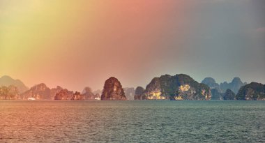 Halong bay tekneler, günbatımında Ha uzun Bay doğal görünümü, Hanoi, Vietnam, Güneydoğu Asya