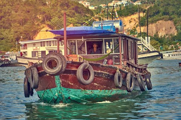 Long Bay Vietnam November 2014 Tourist Jonken Halong Bay Panoramisch — Stockfoto