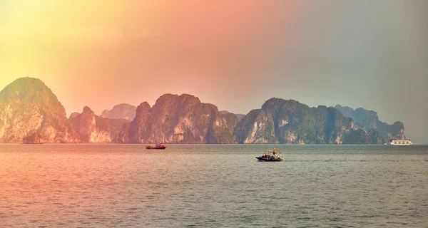 Halong Bay Čluny Západ Slunce Scénický Výhled Long Bay Hanoj — Stock fotografie