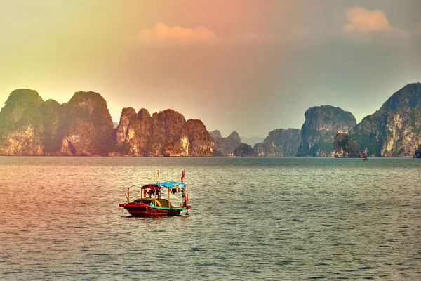 Halong Bay Čluny Západ Slunce Scénický Výhled Long Bay Hanoj — Stock fotografie