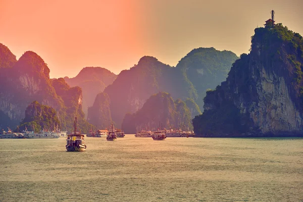 Barche Baia Halong Tramonto Long Bay Vista Panoramica Hanoi Vietnam — Foto Stock