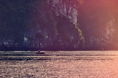 Balıkçı teknesi Ha uzun Bay, panoramik günbatımı görünümünde Halong Bay, Vietnam, Güneydoğu Asya, UNESCO Dünya Miras Listesi