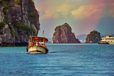 Ha Long Bay, Vietnam-29 Kasım 2014:Tourist Junks Halong Bay, panoramik günbatımı görünümünde Halong Bay, Vietnam, Güneydoğu Asya, UNESCO Dünya Miras Listesi