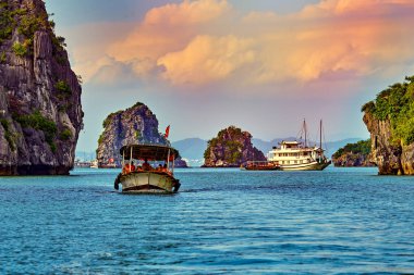 Ha Long Bay, Vietnam-29 Kasım 2014:Tourist Junks Halong Bay, panoramik günbatımı görünümünde Halong Bay, Vietnam, Güneydoğu Asya, UNESCO Dünya Miras Listesi
