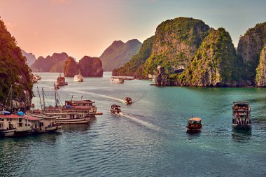 Ha Long Bay, Vietnam-29 Kasım 2014:Tourist Junks Halong Bay, panoramik günbatımı görünümünde Halong Bay, Vietnam, Güneydoğu Asya, UNESCO Dünya Miras Listesi
