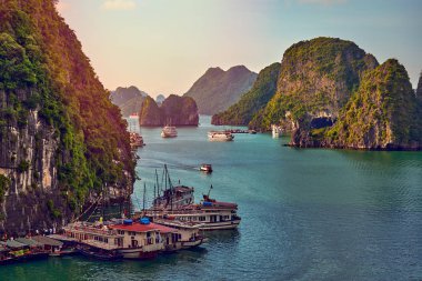 Turist Junks Halong Bay, panoramik günbatımı görünümünde Halong Bay, Vietnam, Güneydoğu Asya, UNESCO Dünya Miras Listesi