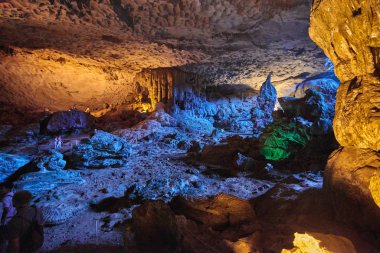 Renkli sarkıt Thien Cung Mağarası, dünya mirası sit alanı Halong Bay, Hang Sung Sot Grotto (sürprizler mağara), Vietnam