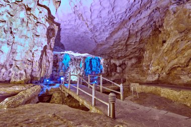 Renkli sarkıt Thien Cung Mağarası, dünya mirası sit alanı Halong Bay, Hang Sung Sot Grotto (sürprizler mağara), Vietnam