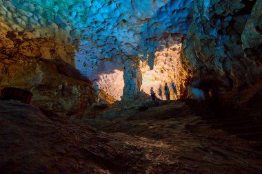 Renkli sarkıt Thien Cung Mağarası, dünya mirası sit alanı Halong Bay, Hang Sung Sot Grotto (sürprizler mağara), Vietnam