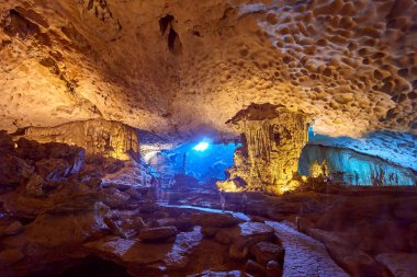 Renkli sarkıt Thien Cung Mağarası, dünya mirası sit alanı Halong Bay, Hang Sung Sot Grotto (sürprizler mağara), Vietnam