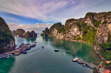 Turist Junks Halong Bay, panoramik günbatımı görünümünde Halong Bay, Vietnam, Güneydoğu Asya, UNESCO Dünya Miras Listesi