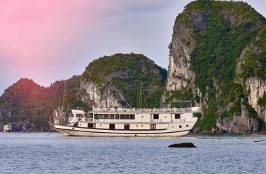 Turist Junks Halong Bay, panoramik günbatımı görünümünde Halong Bay, Vietnam, Güneydoğu Asya, UNESCO Dünya Miras Listesi