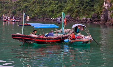 Balıkçı teknesi Ha uzun Bay, panoramik günbatımı görünümünde Halong Bay, Vietnam, Güneydoğu Asya, UNESCO Dünya Miras Listesi
