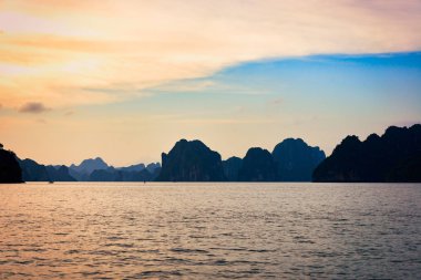 Turist Junks Halong Bay, panoramik günbatımı görünümünde Halong Bay, Vietnam, Güneydoğu Asya, UNESCO Dünya Miras Listesi