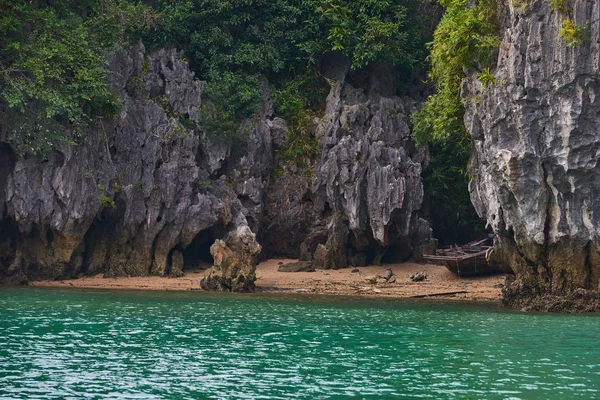 Pueblo Flotante Islas Rocosas Bahía Halong Patrimonio Humanidad Por Unesco —  Fotos de Stock