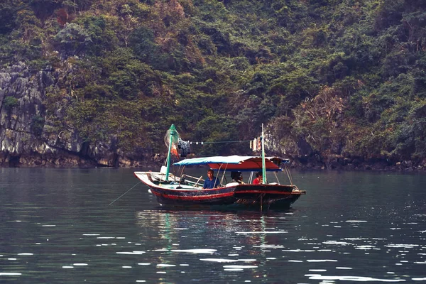 Barco Pesca Bahía Long Vista Panorámica Puesta Sol Bahía Halong — Foto de Stock