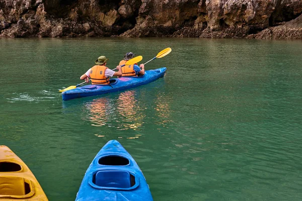 Long Bay Vietnam November 2014 Couple Paddling Kayak Long Bay — Stock Photo, Image