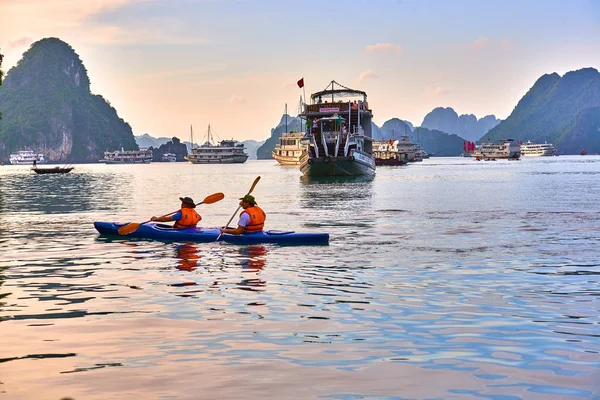 stock image Ha Long Bay , Vietnam-29 November 2014:Couple paddling the kayak in Ha Long Bay, Vietnam, UNESCO World Heritage Site