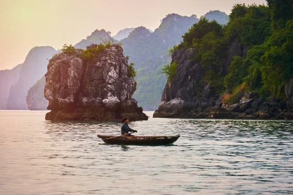 Balıkçı Teknesi Uzun Bay Panoramik Günbatımı Görünümünde Halong Bay Vietnam — Stok fotoğraf