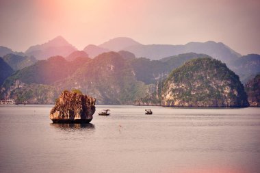 Halong bay tekneler, günbatımında Ha uzun Bay doğal görünümü, Hanoi, Vietnam