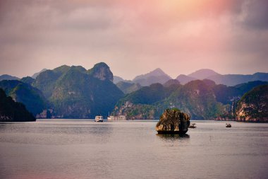 Halong bay tekneler, günbatımında Ha uzun Bay doğal görünümü, Hanoi, Vietnam