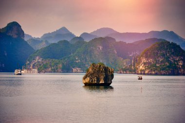 Halong bay tekneler, günbatımında Ha uzun Bay doğal görünümü, Hanoi, Vietnam