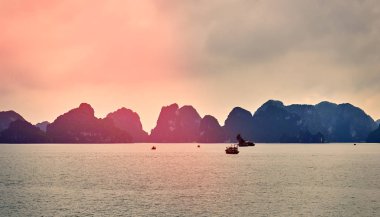 Halong bay tekneler, günbatımında Ha uzun Bay doğal görünümü, Hanoi, Vietnam
