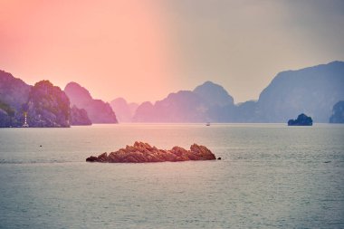 Halong bay tekneler, günbatımında Ha uzun Bay doğal görünümü, Hanoi, Vietnam