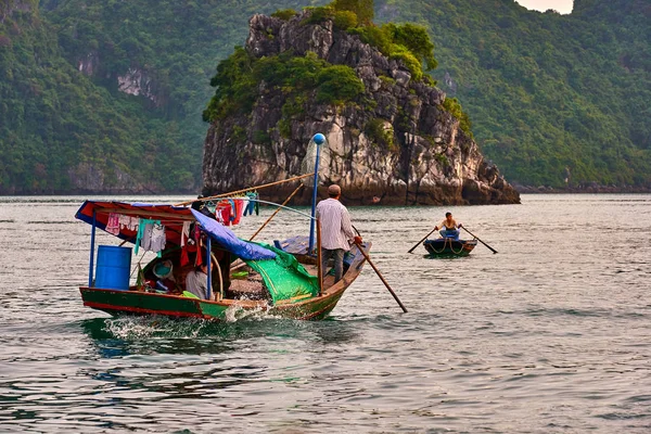 Barco Pesca Bahía Long Vista Panorámica Puesta Sol Bahía Halong —  Fotos de Stock