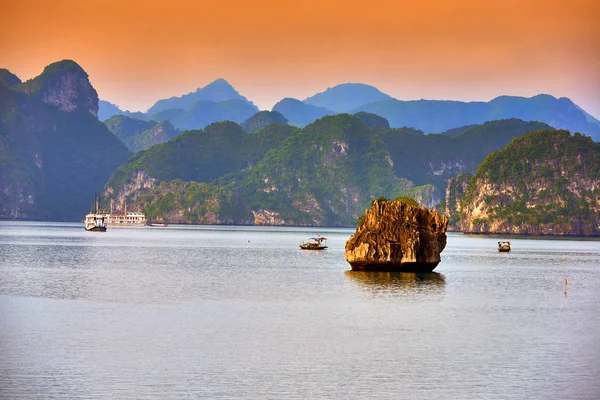 Halong Bay Čluny Západ Slunce Vyhlídku Long Bay Hanoj Vietnam — Stock fotografie