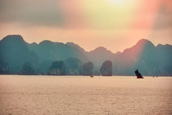 Barcos Bahía Halong Puesta Del Sol Vista Panorámica Bahía Long —  Fotos de Stock