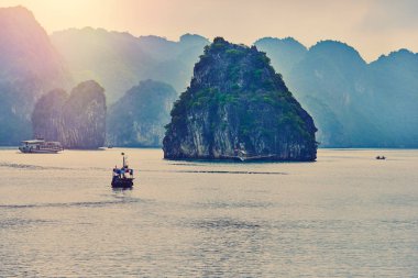 Balıkçı teknesi Ha uzun Bay, panoramik günbatımı görünümünde Halong Bay, Vietnam, Güneydoğu Asya, UNESCO Dünya Miras Listesi