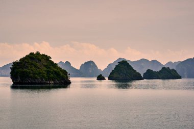 Halong bay tekneler, Vietnam panoramik günbatımı Halong Bay, Vietnam, Güneydoğu Asya, UNESCO Dünya Miras Listesi