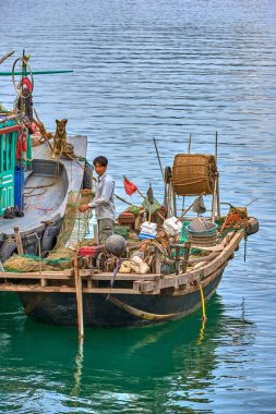 Ha Long Bay, Vietnam-29 Kasım 2014:Fishing tekne Ha uzun Bay, panoramik günbatımı görünümünde Halong Bay, Vietnam, Güneydoğu Asya, UNESCO Dünya Miras Listesi
