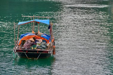 Ha Long Bay, Vietnam-29 Kasım 2014:Fishing tekne Ha uzun Bay, panoramik günbatımı görünümünde Halong Bay, Vietnam, Güneydoğu Asya, UNESCO Dünya Miras Listesi