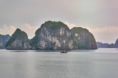 Halong bay tekneler, Vietnam panoramik günbatımı Halong Bay, Vietnam, Güneydoğu Asya, UNESCO Dünya Miras Listesi
