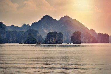 Halong bay tekneler, Vietnam panoramik günbatımı Halong Bay, Vietnam, Güneydoğu Asya, UNESCO Dünya Miras Listesi