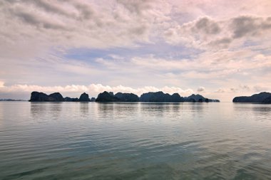 Halong bay tekneler, Vietnam panoramik günbatımı Halong Bay, Vietnam, Güneydoğu Asya, UNESCO Dünya Miras Listesi