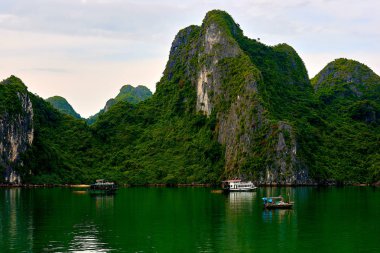 Halong bay tekneler, Vietnam panoramik günbatımı Halong Bay, Vietnam, Güneydoğu Asya, UNESCO Dünya Miras Listesi