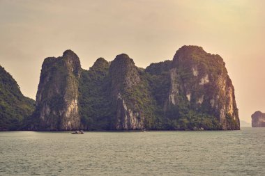 Halong bay tekneler, Vietnam panoramik günbatımı Halong Bay, Vietnam, Güneydoğu Asya, UNESCO Dünya Miras Listesi