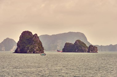 Halong bay tekneler, Vietnam panoramik günbatımı Halong Bay, Vietnam, Güneydoğu Asya, UNESCO Dünya Miras Listesi