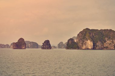 Halong bay tekneler, Vietnam panoramik günbatımı Halong Bay, Vietnam, Güneydoğu Asya, UNESCO Dünya Miras Listesi