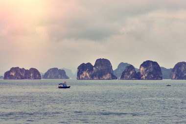 Halong bay tekneler, Vietnam panoramik günbatımı Halong Bay, Vietnam, Güneydoğu Asya, UNESCO Dünya Miras Listesi